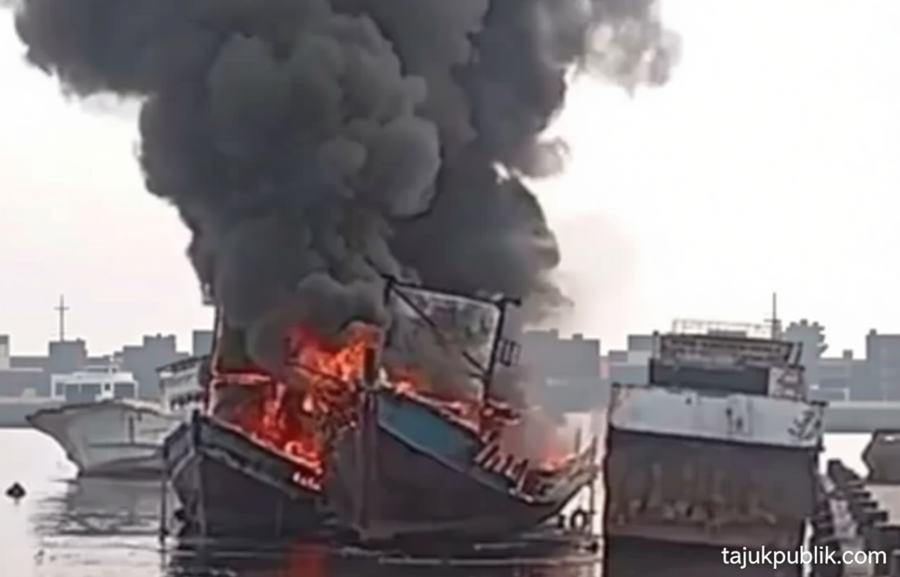 12 Unit Damkar Dikerahkan Padamkan Tiga Kapal Terbakar di Muara Angke