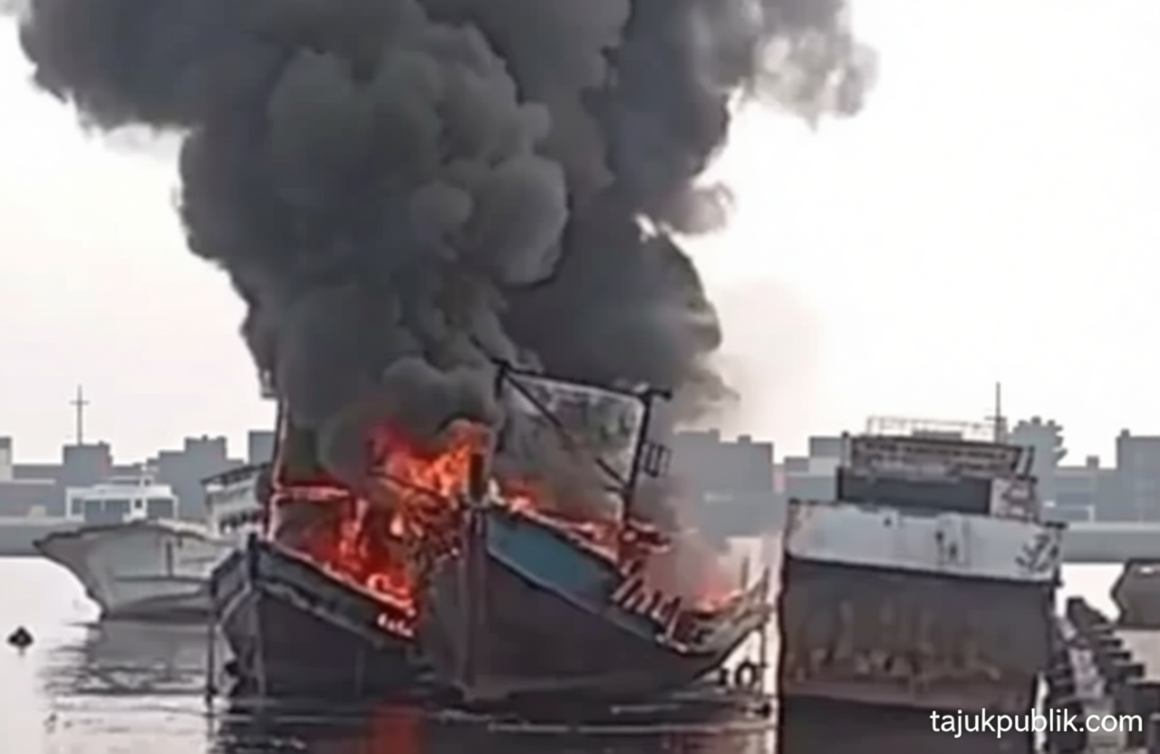 12 Unit Damkar Dikerahkan Padamkan Tiga Kapal Terbakar di Muara Angke