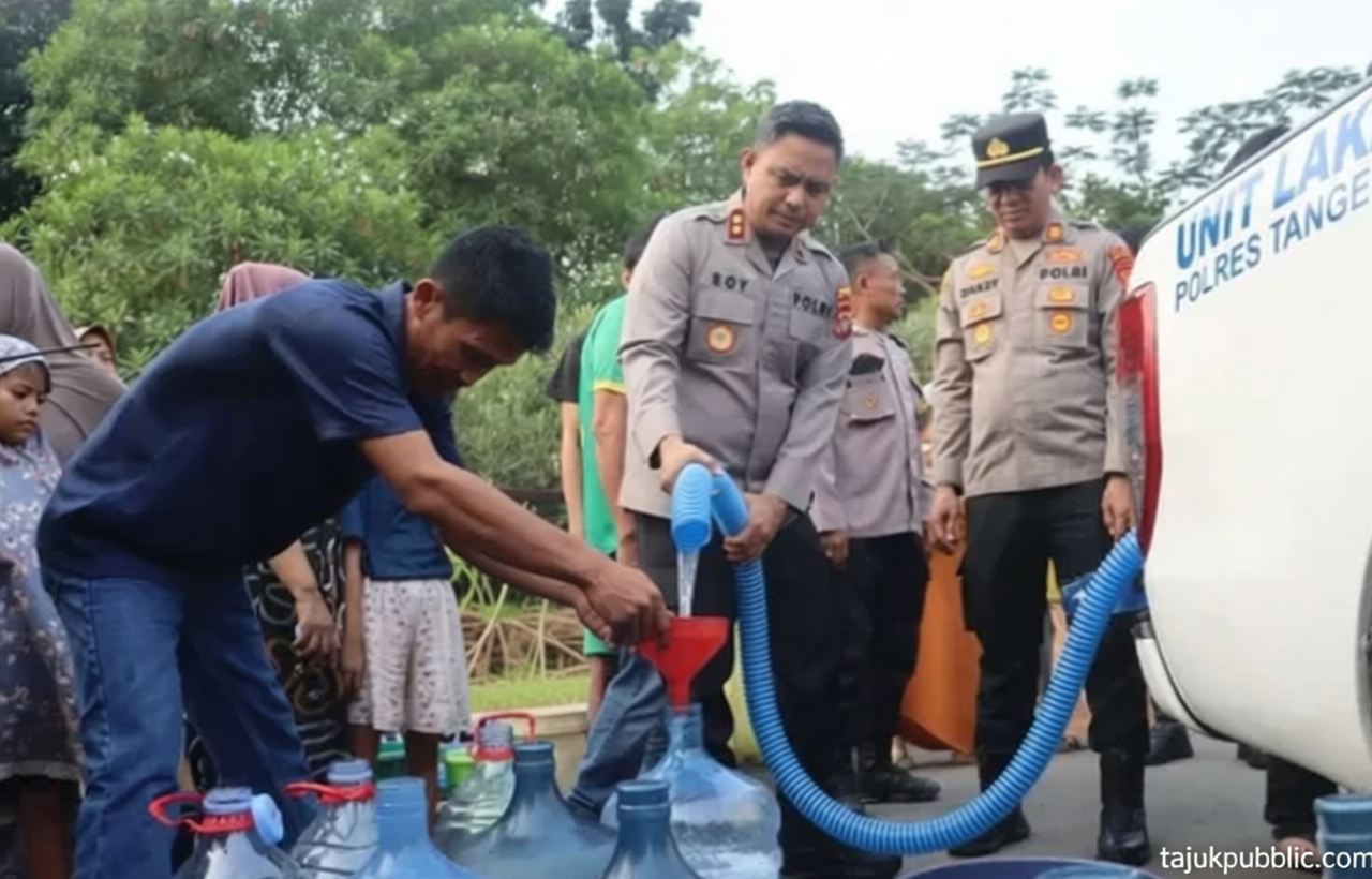 Polres Tangsel Salurkan Air Bersih untuk Warga Terdampak Kekeringan