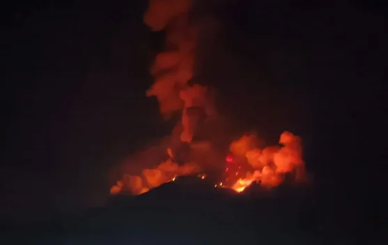 Gunung Karangetang Meletus – Material Pijar Terlontar di Sekitar Kawah