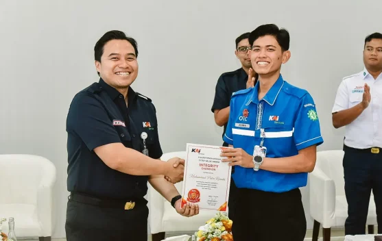 KAI Services Beri Penghargaan Petugas OTC yang Kembalikan Dompet