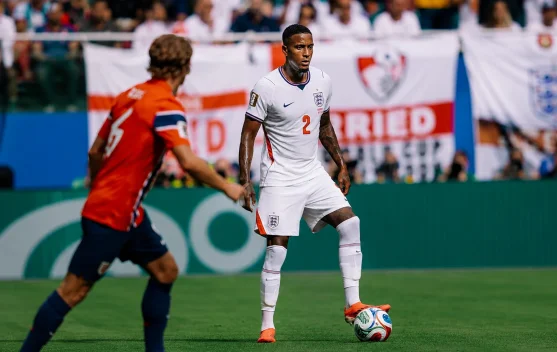 Solving Problems: Arsenal Belum Capai Kesepakatan dengan Aston Villa untuk Transfer Ezri Konsa