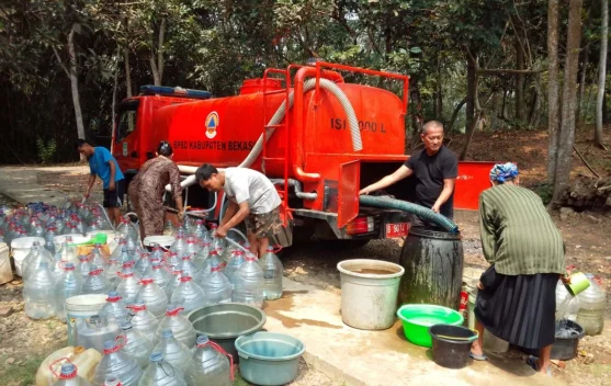 Pemkab Bekasi Salurkan Satu Juta Liter Air Sepanjang Musim Kemarau