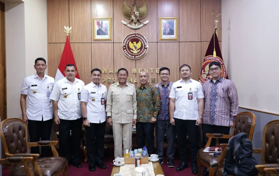 Wamenhan Terima Stafsus Menhan Bidang Ekonomi Pertahanan dan Tim Danantara