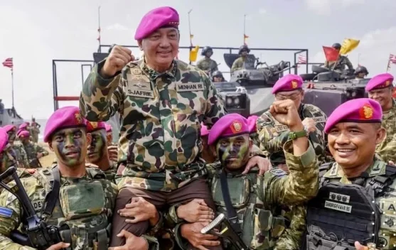 Menhan Dianugerahi Warga Kehormatan dan Brevet Kehormatan Korps Marinir